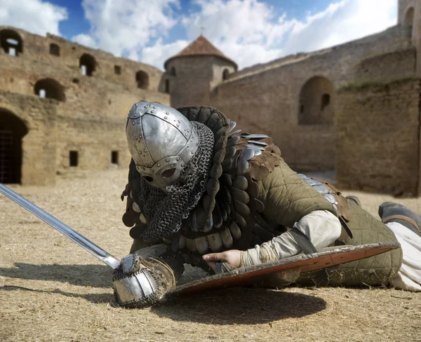 Guerriero medievale sconfitto all'interno della fortezza Belgorod Ukrai — Foto Stock