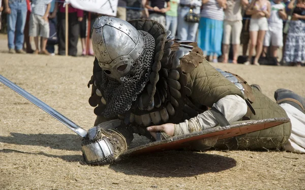 Średniowieczny wojownik pokonany leżał wewnątrz twierdzy ukrai Biełgorod — Zdjęcie stockowe