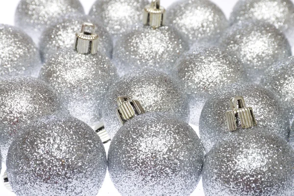 Silberne Glaskugeln zur Weihnachtszeit — Stockfoto