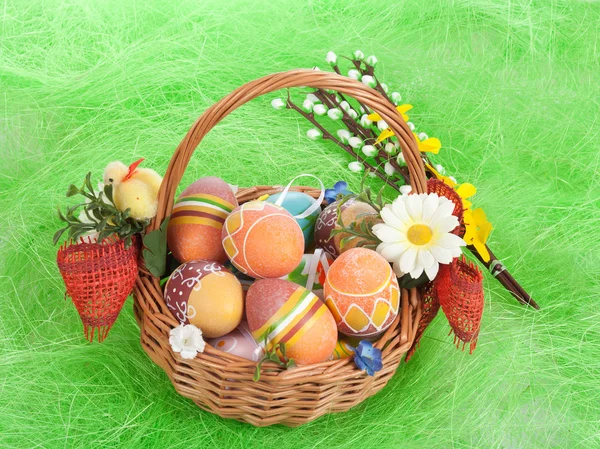 Velikonoční Vejce Košíku Zelené Trávě — Stock fotografie
