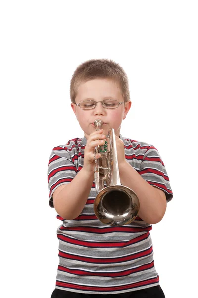 男孩吹喇叭 在白色背景上的照片 — 图库照片