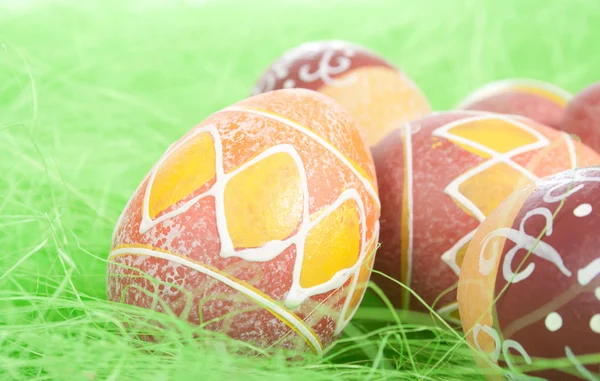 Huevos Pascua Marrones Pintados Sobre Hierba Verde — Foto de Stock