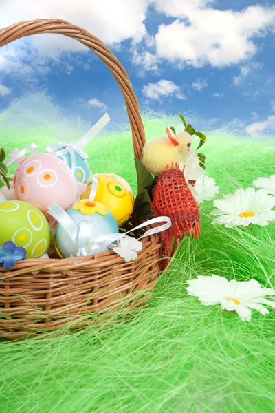 Uova Pasqua Nel Cestino Erba Verde — Foto Stock