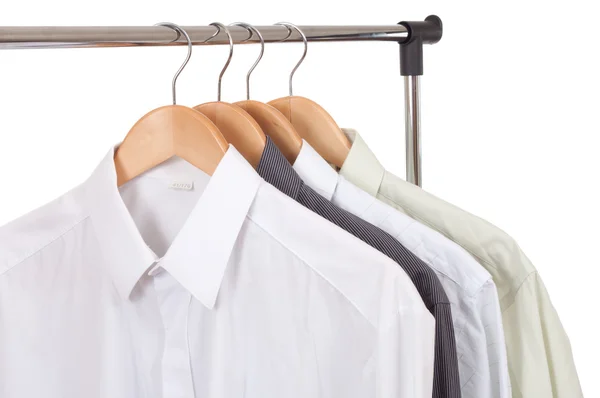 Klädhängare med skjortor — Stockfoto