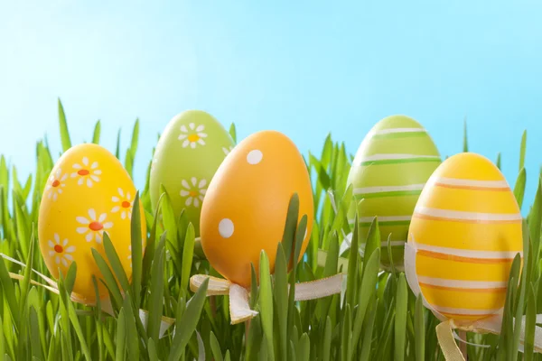 Huevos Pascua Colores Sobre Fondo Azul —  Fotos de Stock
