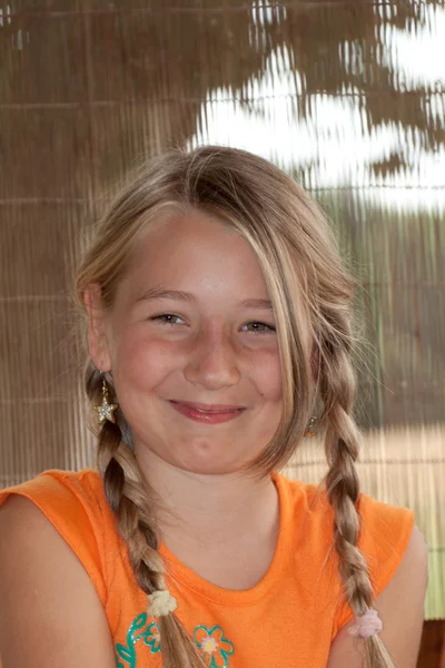 Portret Blondynka Nastolatka Plecionki — Zdjęcie stockowe
