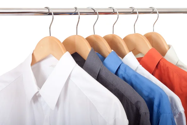Kleiderbügel Mit Hemden Isoliert Auf Weiß — Stockfoto