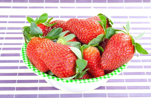 Färska jordgubbar i skålen — Stockfoto