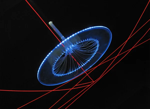 Aydınlatma, ufo, kırmızı lamba mavi ışınları — Stok fotoğraf