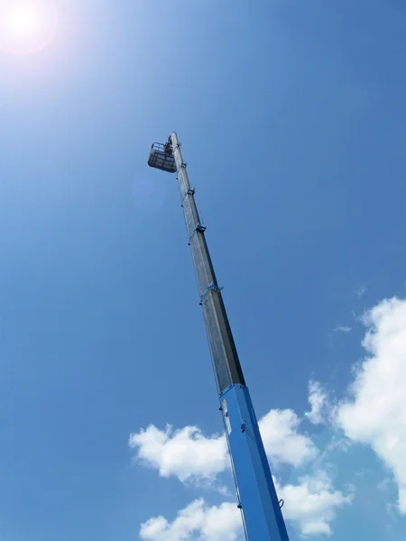 Alto braccio gru industriale lungo su cielo blu, strada via cielo — Foto Stock