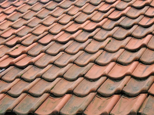 Abstrato telhado de azulejos vermelhos, material impermeável em casa — Fotografia de Stock