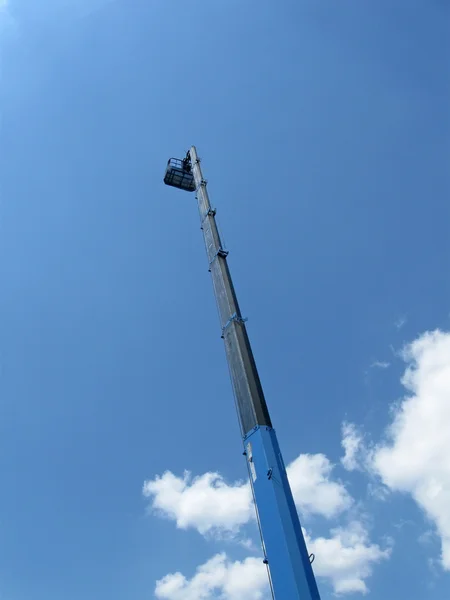 Sanayi İnşaat, mavi gökyüzü yüksek uzun endüstriyel Vinç kolu — Stok fotoğraf