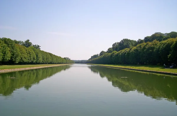 Canale dell'acqua, cielo blu, alberi verdi — Foto Stock