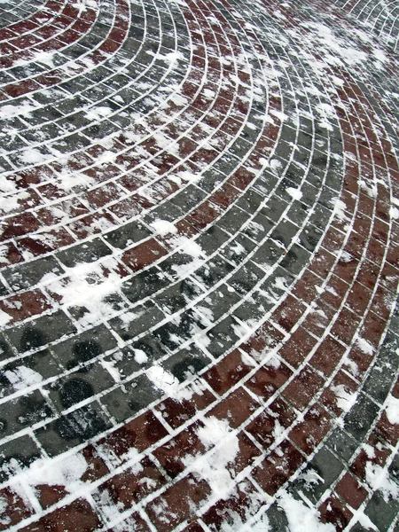 雪，冬天的天气下街红砖 — 图库照片