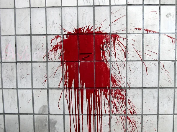 Rode chaotische vlek op witte muur, graffiti — Stockfoto