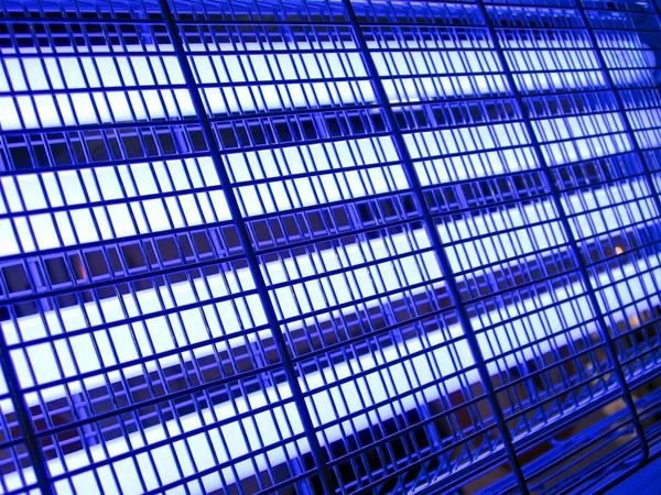 Abstraktes blaues Industrieraster, Details der Industriebeleuchtung — Stockfoto