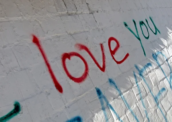Любовь сообщение на белом кирпичные стены. — стоковое фото