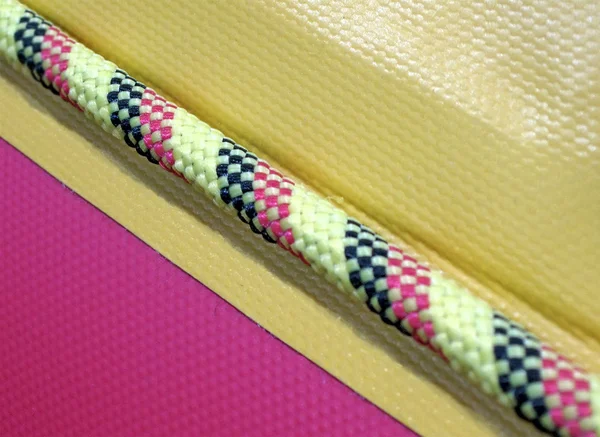 Cuerda colorida sobre fondo de plástico — Foto de Stock
