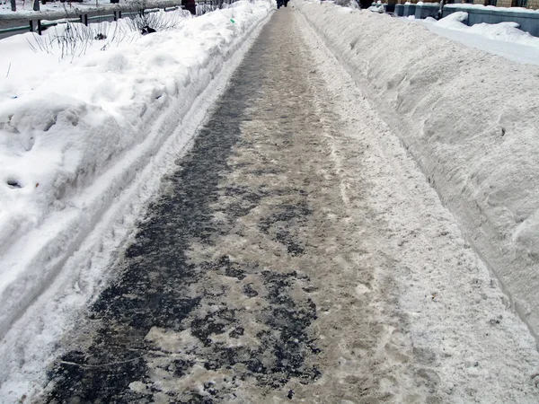 Camino de nieve de invierno con muchas huellas, nadie —  Fotos de Stock