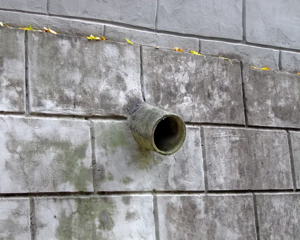 Vecchio tubo, muro vintage in pietra . — Foto Stock