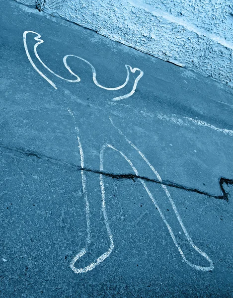Accidente silueta blanca sobre asfalto, graffiti callejero . — Foto de Stock