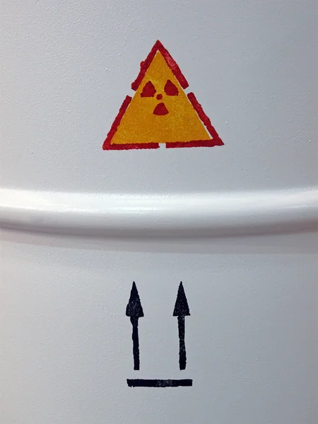 Радиоактивный знак контейнера крупный план, детали опасности — стоковое фото