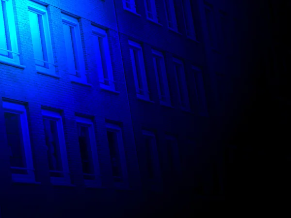 Niebieskie światło ceglany budynek budownictwa miejskiego. — Zdjęcie stockowe