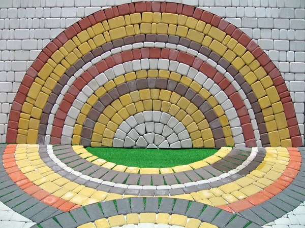 Kleurrijke ronde bouw bakstenen muur, symmetrie details. — Stockfoto