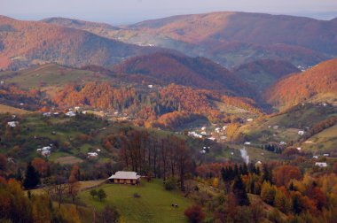 Dağlarda sonbahar manzarası