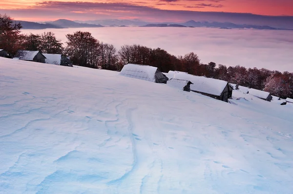 Dağlar ve ilk kar Sunrise Güz — Stok fotoğraf