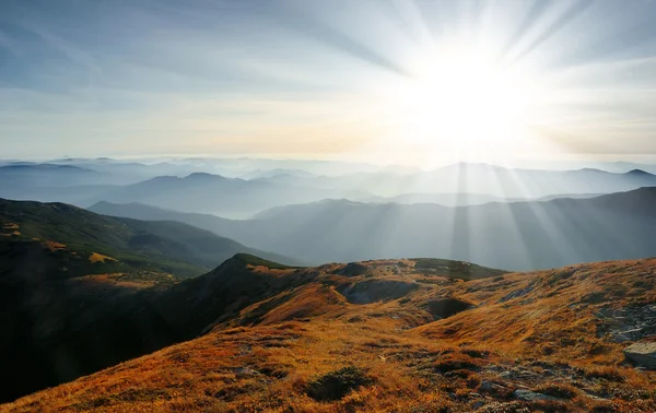 Paisagem com um amanhecer nas montanhas — Fotografia de Stock