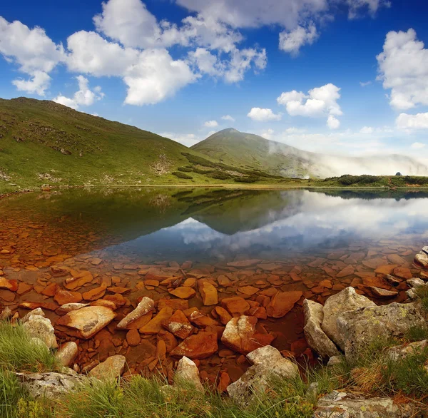 Paisaje de verano con lago en las montañas — Foto de Stock