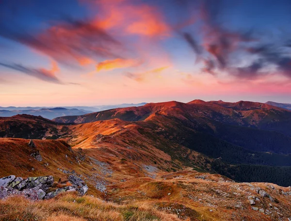 Paisaje con un amanecer en las montañas —  Fotos de Stock