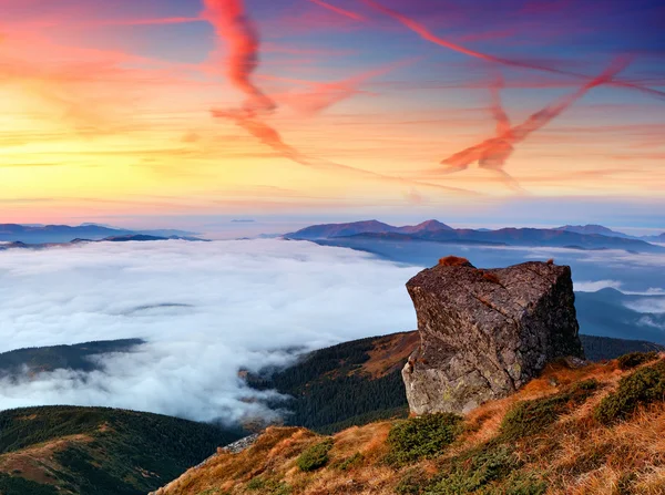 Landschaft mit Morgengrauen in den Bergen — Stockfoto