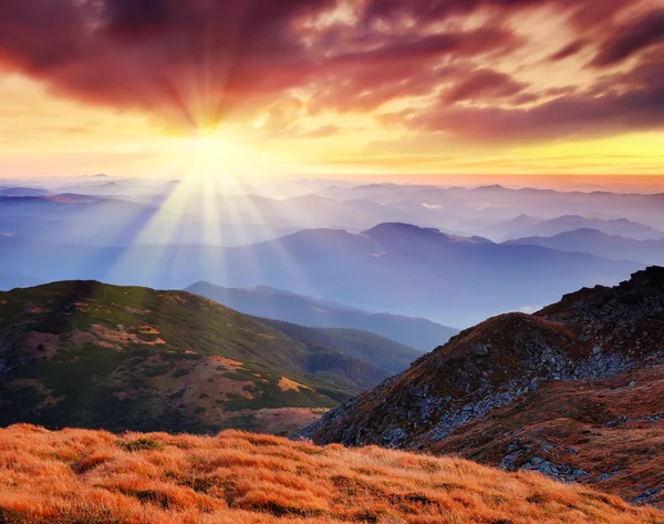 Пейзаж зі світанком у горах — стокове фото