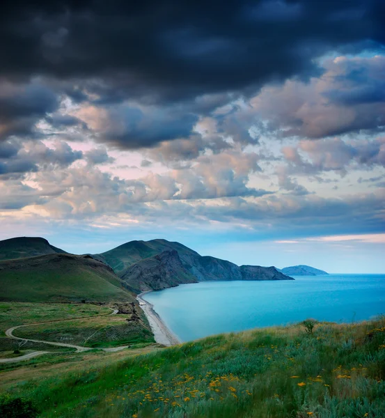 Sommar landskap med havet och bergen — Stockfoto