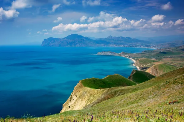 바다와 산의 여름 풍경 — 스톡 사진