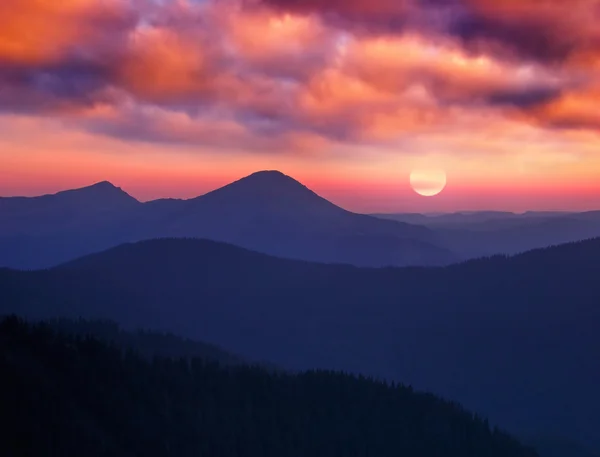Dawn'la birlikte dağlarda manzara — Stok fotoğraf