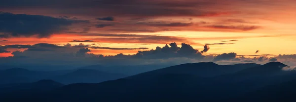 Dawn'la birlikte dağlarda manzara — Stok fotoğraf