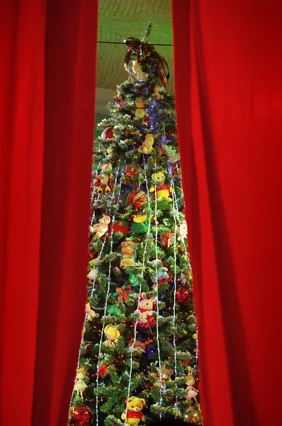 Fondo de Navidad con un elegante árbol de piel —  Fotos de Stock