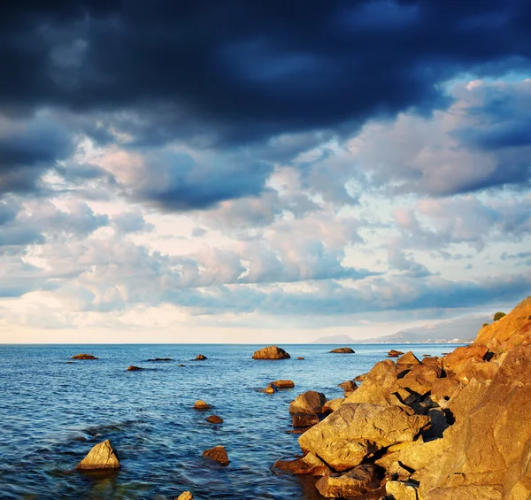 Летний Пейзаж Морем Камнями Облачным Небом Крым Украина — стоковое фото
