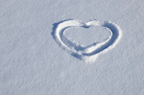 Herz auf Schnee gezeichnet — Stockfoto