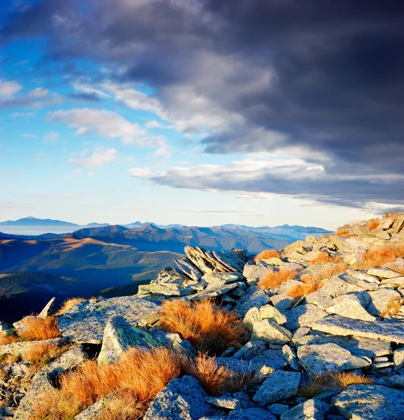 Sommerlandschaft Bergen Mit Wolkenverhangenem Himmel — Stockfoto