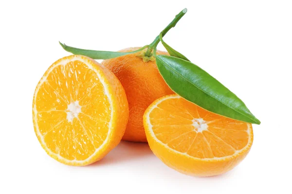 Zralé mandarinky se zelenými listy. — Stock fotografie