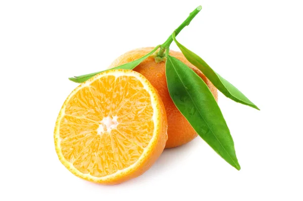 Rijpe mandarijn met groene bladeren. — Stockfoto
