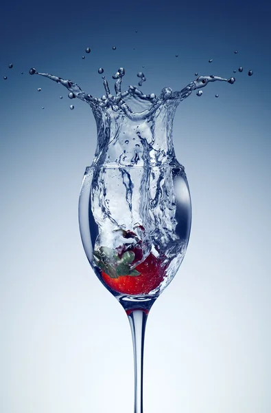 Aardbei in een glas met water. — Stockfoto