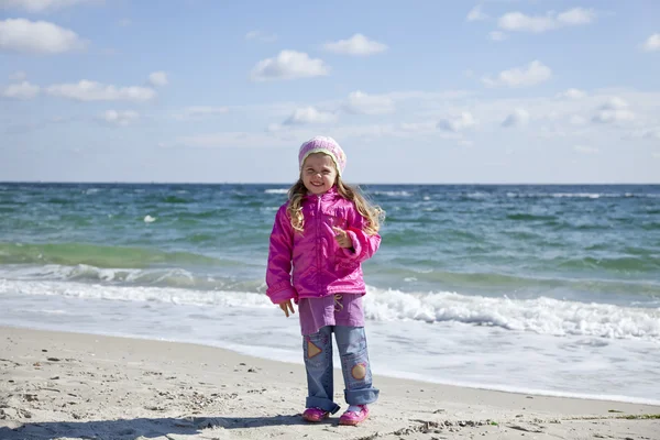 Χαριτωμένο κοπέλα διασκεδάζοντας στην παραλία — Φωτογραφία Αρχείου