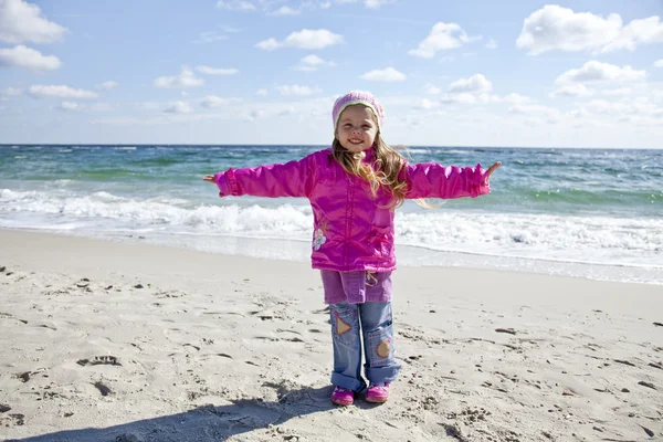 Mignon jeune fille avoir du plaisir sur la plage — Photo