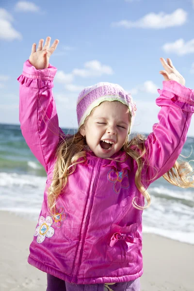 Słodkie dziewczyny, zabawy na plaży — Zdjęcie stockowe