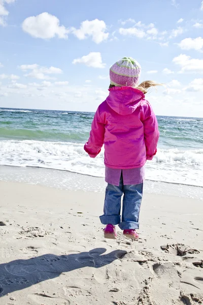 Linda chica joven divirtiéndose en la playa — Foto de Stock